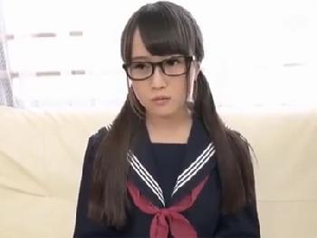 制服姿のめがね女子校生がオジサンイチモツで生中出しされて着床アクメ美少女のエロ動画