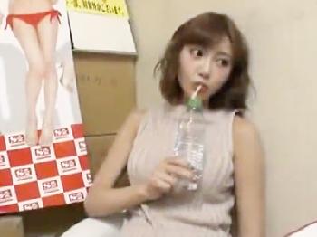 明日花キララがアダルトショップ店内でファンの男性を逆ナンパパし店内パコ巨乳お姉さん露出のエロ動画