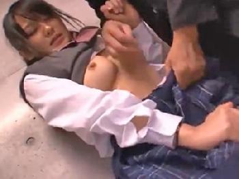 超可愛い女子校生だけを狙って痴漢婦女暴行キメる人間のクズ素人美少女レイプのエロ動画