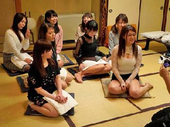 男湯だと思って入ったら待ち受ける痴女たち！素人男性はどうするかモニタリング巨乳お姉さん乱交のエロ動画