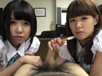 『ちょっと…私たちの前でセンズリして？』男女共学を迎えた元女子校生たちが男に群がって痴女プレイ巨乳美少女女教師乱交のエロ動画