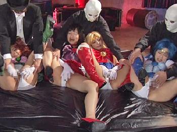 セーラーヒロインたちを捕まえて中出し輪姦美少女コスプレ乱交のエロ動画