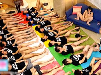 捕まったら否応なく中出し！上原亜衣が素人男性100人から逃げまくる！巨乳美少女のエロ動画