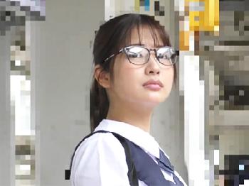 めがね優等生美形少女が極悪ドス黒マラの中出し痴漢の餌食に‥！女子校生美少女レイプのエロ動画