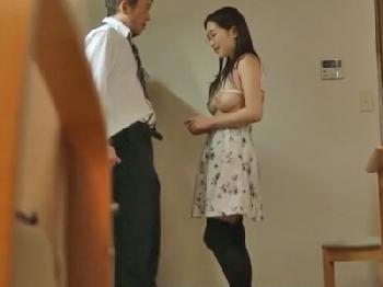 隣の既婚者に狙いを定めて誘惑する地味に見えて大胆な女子大生巨乳お姉さん痴女めがねのエロ動画