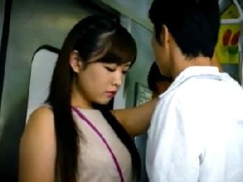 乳デカお姉さんがまさかの逆痴漢→電車内でディープキス挑発してくる痴女プレイ開始！巨乳手コキのエロ動画