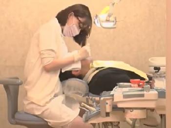 治療中に乳首責めしてくるとんでも痴女医現るお姉さんめがねのエロ動画
