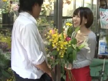 『絶対見てましたよね？♡』花屋で働く美形少女がノーブラ乳首ポッチ！しかも自分から誘ってくる露出狂美少女痴女のエロ動画