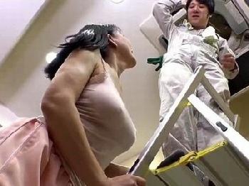 エアコン修理にきた家の奥さんが巨乳！ムラムラ抑えきれずにそちらも修理開始痴女人妻のエロ動画