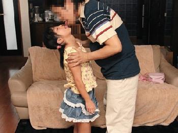 身長134CM!?ガチアウトな幼顔ミニマム女子が大の大人に悪戯されて美少女ロリハメ撮り雪野りこのエロ動画