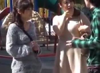 美人お母さん友2人を芋づるナンパ！2人揃ってレスの欲求不満を爆発させて仲良く不貞乱交素人人妻のエロ動画
