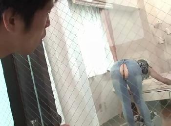 ウソだろ…丸見えやん！ジーンズが破けてオマ〇コが丸見えな隣の奥様を中出し強姦！巨乳人妻レイプのエロ動画