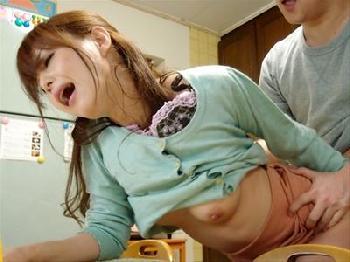 美人で清潔感あふれる兄嫁の交尾を盗撮したら態度が豹変！誘惑されて兄の横でフリンフアック！！人妻フェラ顔射手コキ吉沢明歩の無料...