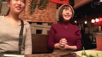 見た目は漫画家っぽい眼鏡女子が居酒屋でいきなりフェラチオし始めちゃった件！お姉さん痴女メガネ深田えいみの無料エロ動画