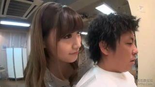 男性客に巨大乳を押しつけて色情させて性的サービスをしまくるヘンタイ美容師！巨乳お姉さん手コキの無料エロ動画