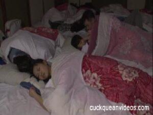 合宿所でザコ寝する女子マネージャーに欲情した男が性的暴行！お姉さんフェラ美少女レイプの無料エロ動画