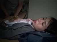 睡眠薬飲まされて昏睡状態なミニ系女子校生をそのままレイプハメ！！美少女ロリの無料エロ動画