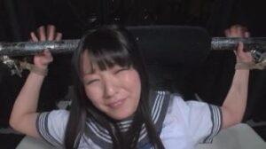 『お、オマンこ壊れちゃぅ！』両手足拘束されたままバイブハメ地獄！美少女ロリ乱交の無料エロ動画