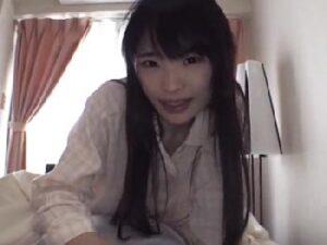 パジャマの童顔系無毛娘と朝勃ち肉棒活かして朝フアック！中出しロリパイパンの無料エロ動画