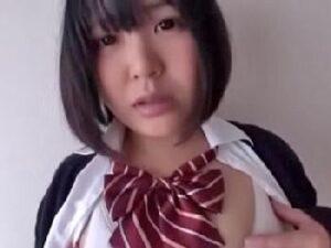 可愛い童顔巨大乳房女子校生が制服着衣のまま濃密中出しハメ撮り！美少女の無料エロ動画