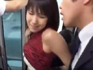 ショーパンお姉さんの肉体ラインに発情して運行中のバスでちンポ挿入しちゃう痴漢！フェラ顔射レイプの無料エロ動画