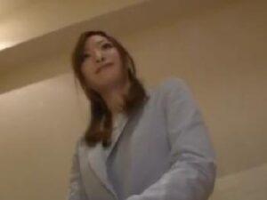 会社帰りに乱交顔面射精ファック楽しんじゃう尻軽女OL！お姉さん顔射の無料エロ動画