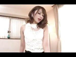 夫そっちのけで他人棒に夢中な巨大バスト痴女マダムをハメ！！巨乳人妻桜井あゆの無料エロ動画