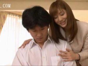 彼女にフラれて落ち込む男子生徒を交尾で励ますアブノーマルデカパイ女先生！巨乳お姉さん女教師麻美ゆまの無料エロ動画