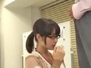 会社で勃起陰茎を差し出されて戸惑いながらもSEXしちゃうめがネOL！美少女めがね有本紗世の無料エロ動画