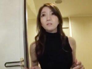 デリヘル呼んだら姉が来て気まずい状況だけどお店に内緒で中出し近親！巨乳お姉さん近親相姦の無料エロ動画