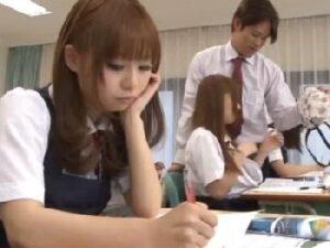 清潔感あふれる美形少女女子校生達が思春期特有の性欲に支配されて学内パコ開始！美少女乱交の無料エロ動画