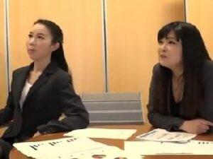 サドなキャリアウーマンのお姉さんが清掃員のM男を足コキ調教！痴女の無料エロ動画