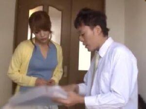 自宅に来た訪問販売員に襲われ夫の横で犯されてしまうビックおっぱい妻！巨乳中出し人妻レイプの無料エロ動画
