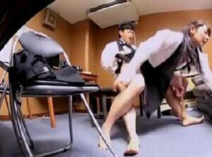 『ちょっとそれ抜いでみて…』飲み物をこぼしてアルバイトの休憩中に男の子の肉棒を清掃してくれる美人奥様とのうわき盗撮！人妻コス...