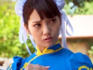 中国ファイターにコスプレした美形少女が黒人のでかチンで突き刺されアへイキ！美少女顔射露出の無料エロ動画