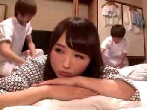 温泉旅館に泊まりに来たボいンマダム達がマッサージのお兄ちゃん誘惑して乱交ハメ開始！巨乳人妻顔射露出の無料エロ動画