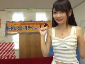 跡美しゅりと中出し権を掛けて快楽バトル→無事にミニ系マンに中出し注入！美少女ロリの無料エロ動画