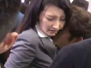 『ちょっと‥やめて！』満員電車の中で痴漢レイプされちゃうスレンダーオフィスレディ！お姉さん痴女OLの無料エロ動画