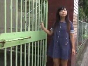 帰宅途中の完全アウトな童顔娘を捕まえて騙しハメ中出し！美少女ロリの無料エロ動画