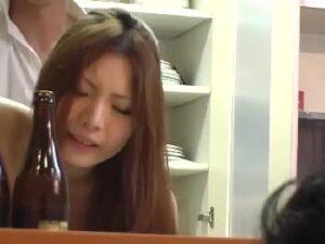 あの日シた妻の密通の秘密を僕はまだ知らない！巨乳中出し人妻フェラ手コキの無料エロ動画