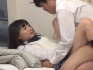 アイドル顔の猛烈に可愛い女子校生と自宅で生入れ→勢い余って中出し！美少女ロリの無料エロ動画