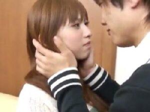 イケメン彼氏と自宅でアツアツ交尾しちゃう巨大乳房美形少女！巨乳美少女の無料エロ動画