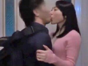 『いいわよっ…もっと奥まできてえ』夫がいながら実の息子とパコっちゃうお母ちゃんにたっぷり中出し！人妻近親相姦の無料エロ動画