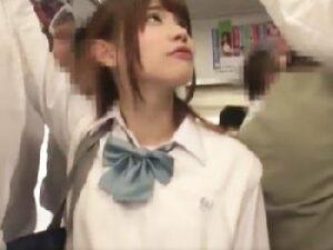 何本もの痴漢男性器に囲まれ感じてしまい自ら挿入懇願して失禁アクメしちゃう童顔女子校生！美少女中出しロリ乱交潮吹きの無料エロ動...