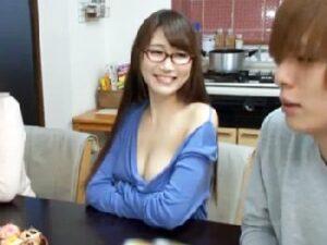 胸元ガバガバな義理の姉に発情した弟→欲情ぶちまける生中出しセっクス！！巨乳お姉さん痴女近親相姦の無料エロ動画