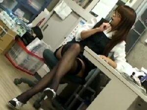 『ほら、、、舐めたいんでしょ？』自分の足を同僚M男に舐めさせてストレス発散するパンティストッキングオフィスレディ！痴女OLパ...