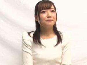 癒し系の顔立ちの美形少女が壁から生えた肉棒を手コキ＆フェラチオ抜き！お姉さん美少女ロリの無料エロ動画