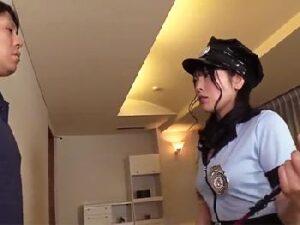 凛とした美人警察官に網タイツ太腿コキでお仕置きされてマゾ男悶絶射精！お姉さんコスプレの無料エロ動画