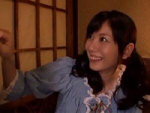 居酒屋で清麗美形お姉さんの麻美ゆまがガチハメされてバレないように声を押し殺しアクメ！美少女の無料エロ動画