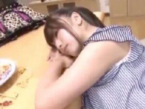 食卓でパンツ丸出して寝てたビックおっぱい姉と欲情弟が近親SEX相姦→立ちバック中出し！巨乳お姉さん近親相姦の無料エロ動画